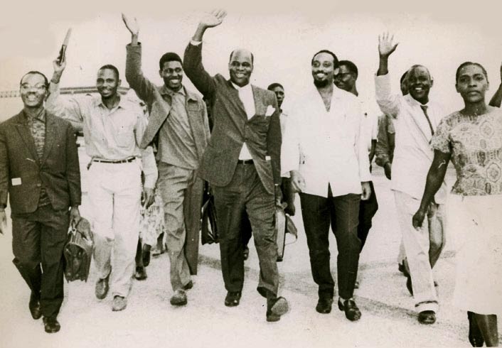 Chegada de Eduardo Mondlane e dos dirigentes da FRELIMO a Dar-Es-Salam 1962.jpg