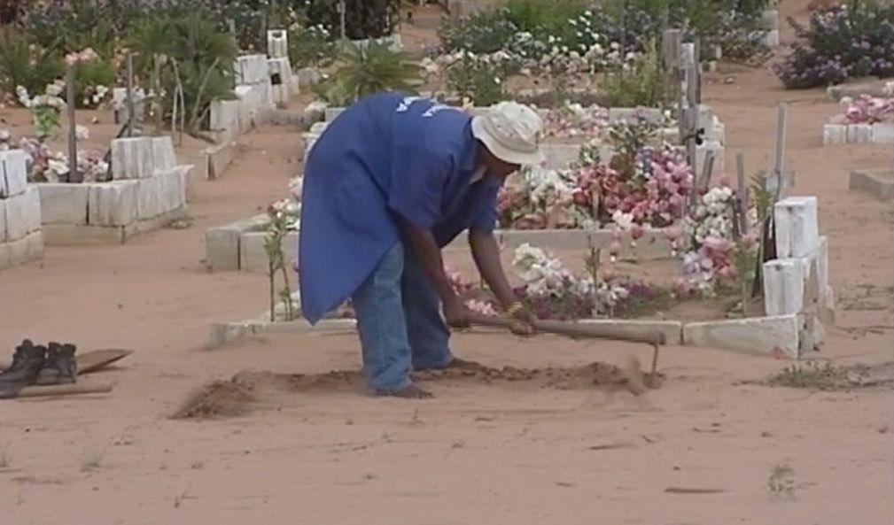 Coveiros_e_trabalhadores_da_funerária_sentem-se_descriminados_pela_sociedade.jpg