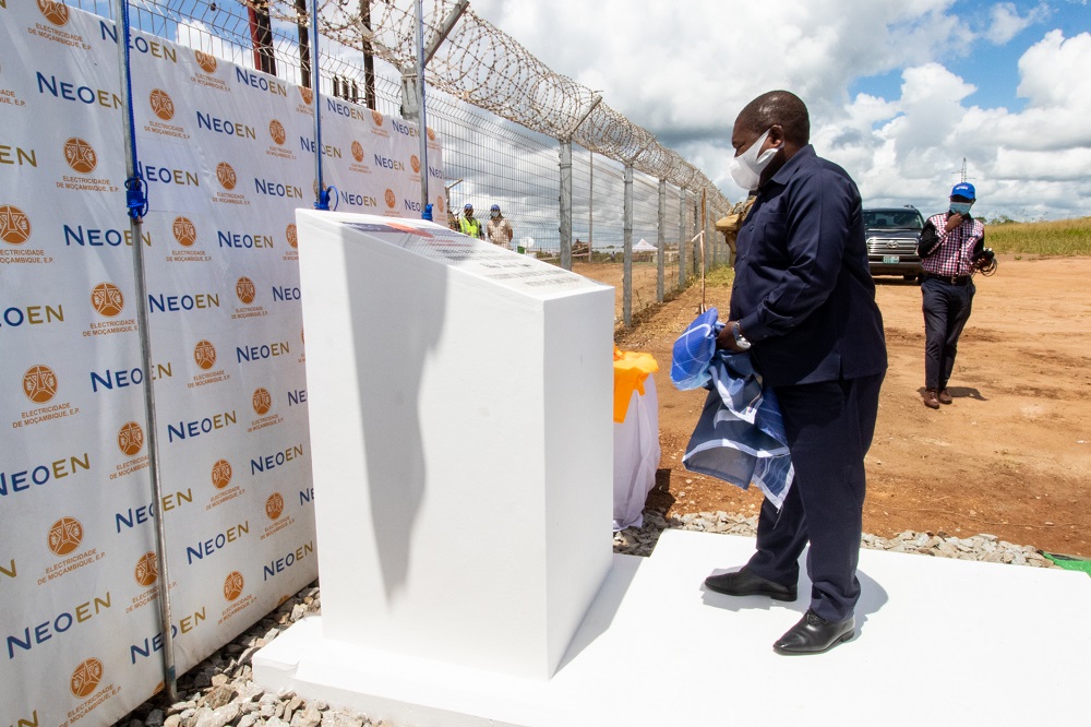 PR Nyusi dirigindo a cerimónia da Inauguração da Central Solar de Metoro-4.jpg