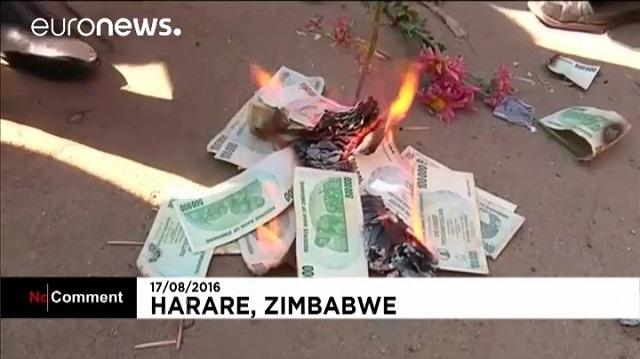 Zimbabué__Polícia_dispersa.jpg