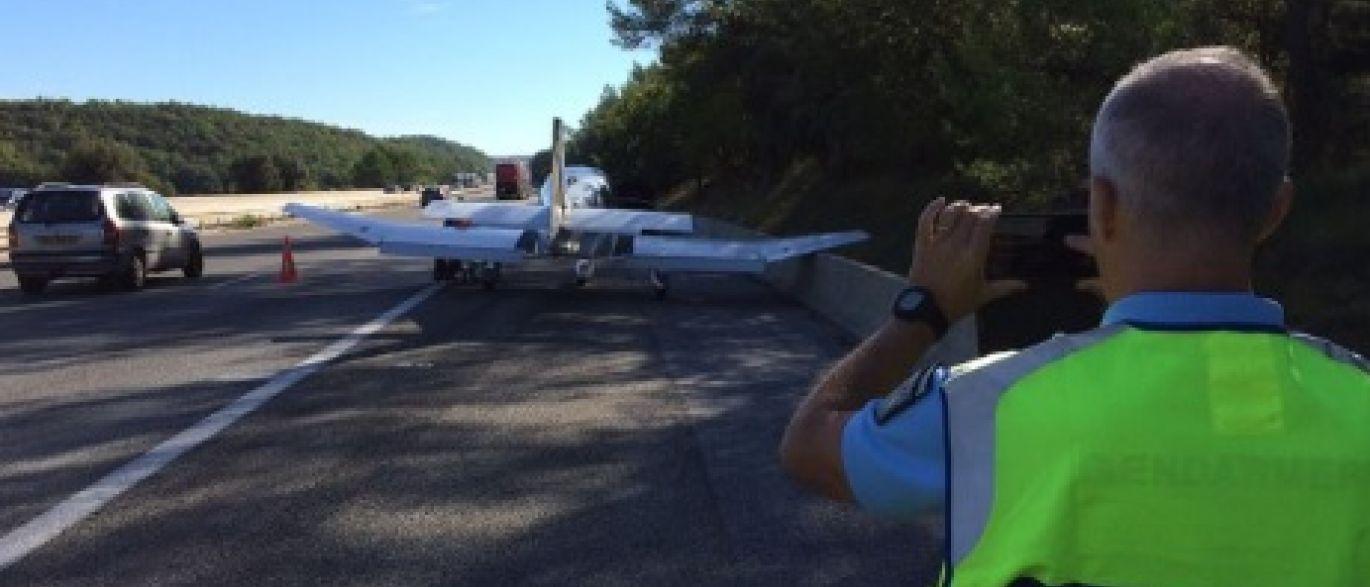 Jato privado aterra de emergência em autoestrada