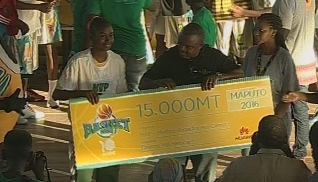 Nelson Mandela é tricampeã de Basquete Show em Maputo