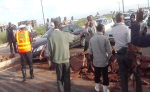 Residentes do bairro dos Pescadores interrompem a circulação na Estrada Circular de Maputo