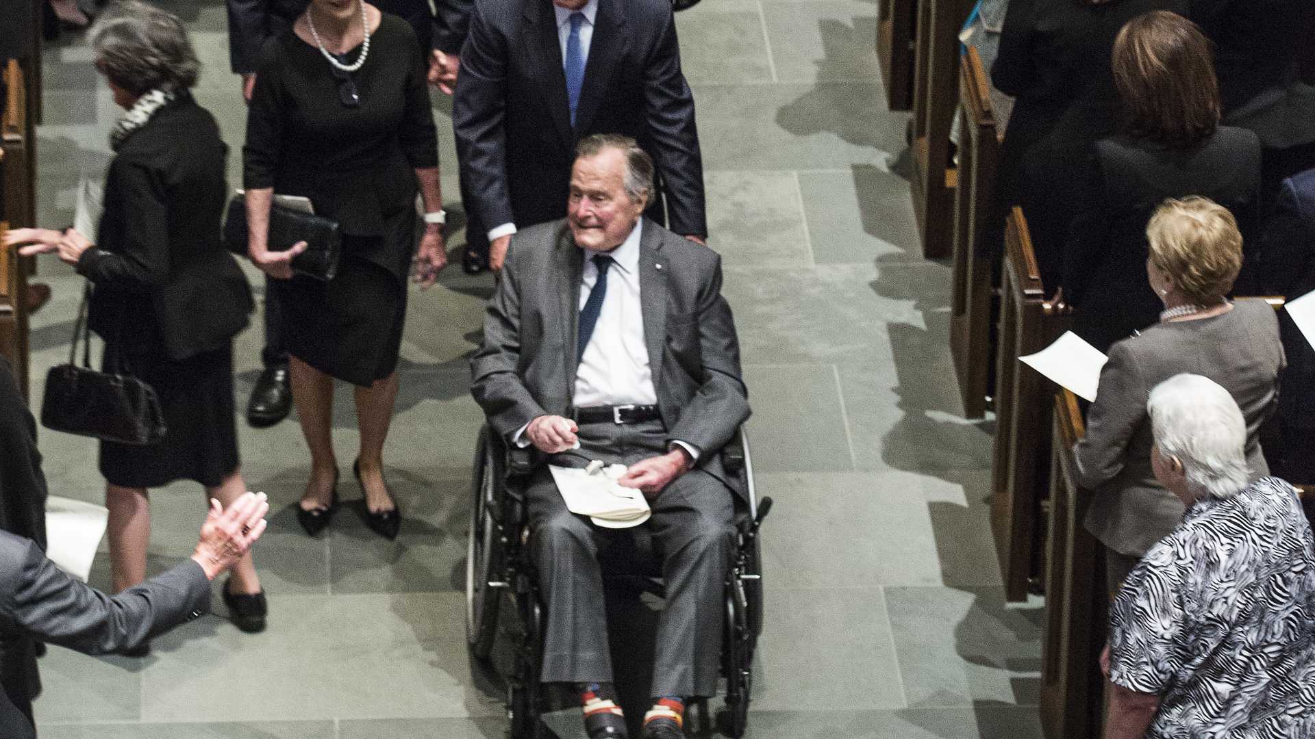 Ex-Presidente Bush hospitalizado um dia após funeral da mulher