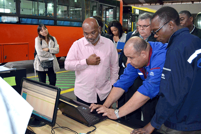 Carlos-Mesquita-a-receber-explicao-sobre-o-sistema-de-gesto-da-oficina.gif