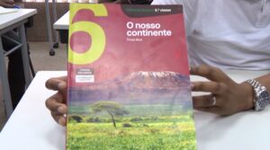 Conteúdos desviantes no livro escolar “Negligência e falta de profissionalismo na origem dos erros”