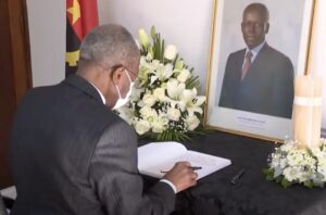 Morte de José Eduardo dos Santos: Edil de Maputo assina livro de condolências