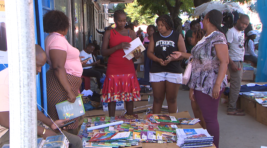 Arranque do ano lectivo : Movimento notório de procura de material escolar na cidade de Maputo