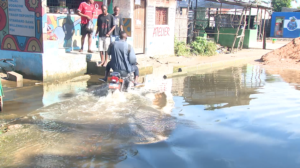 Saneamento do meio em Quelimane: Águas estagnadas dificultam o acesso e atentam contra a saúde pública