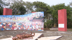 Monumento aos Mártires de Inhaminga: Visitantes buscam a história do massacre