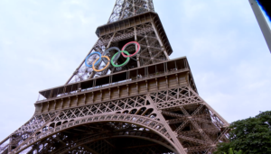 Torre Eiffel em Paris: A atracção turística é visitada por milhares de pessoas